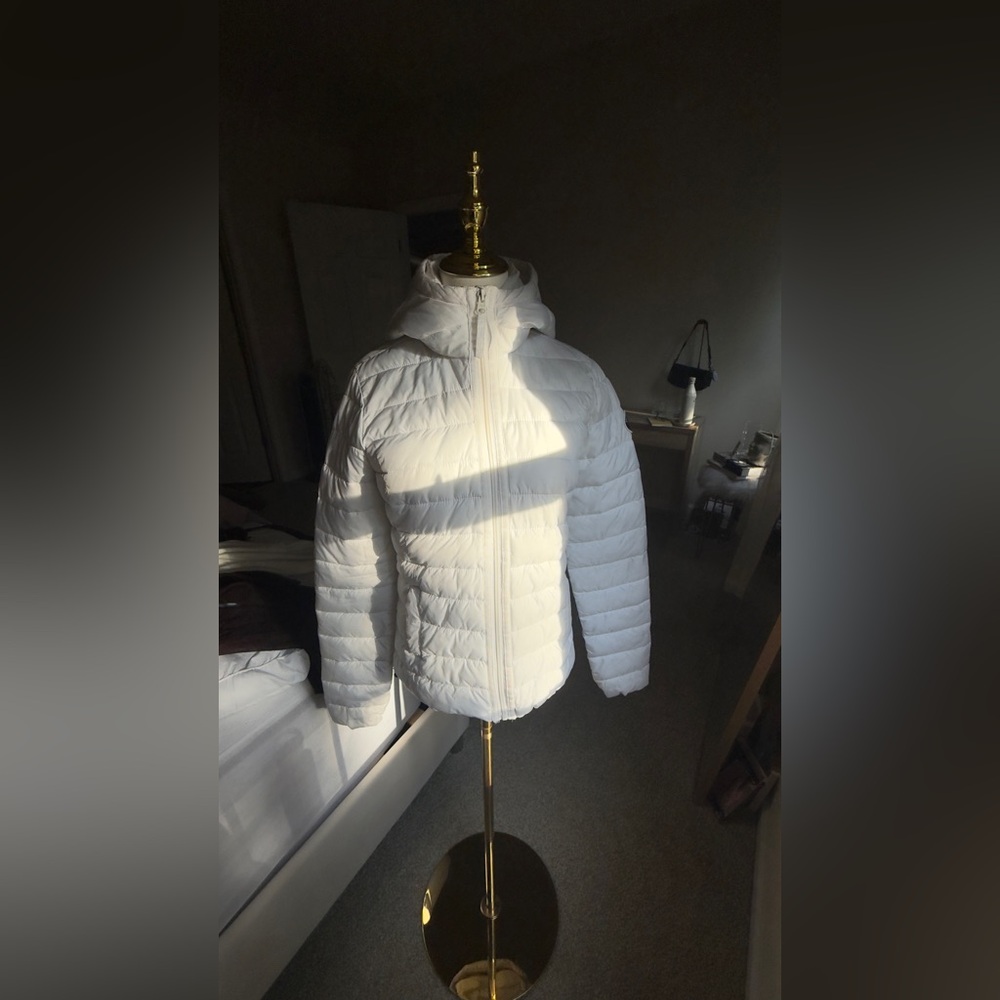 Women's Abercrombie and Fitch White Puffer Jacket